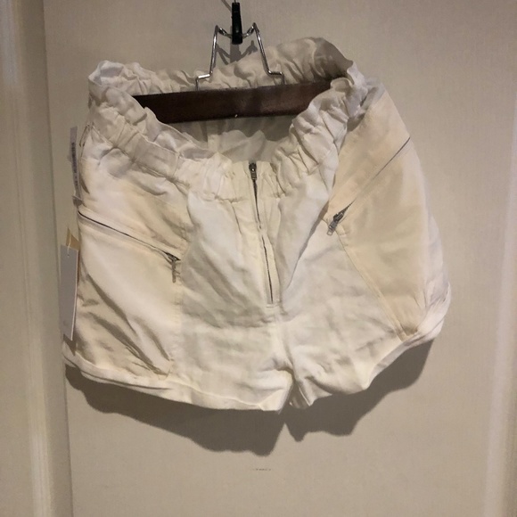 Aritzia Wilfred Paradis Shorts in White - Picture 1 of 4
